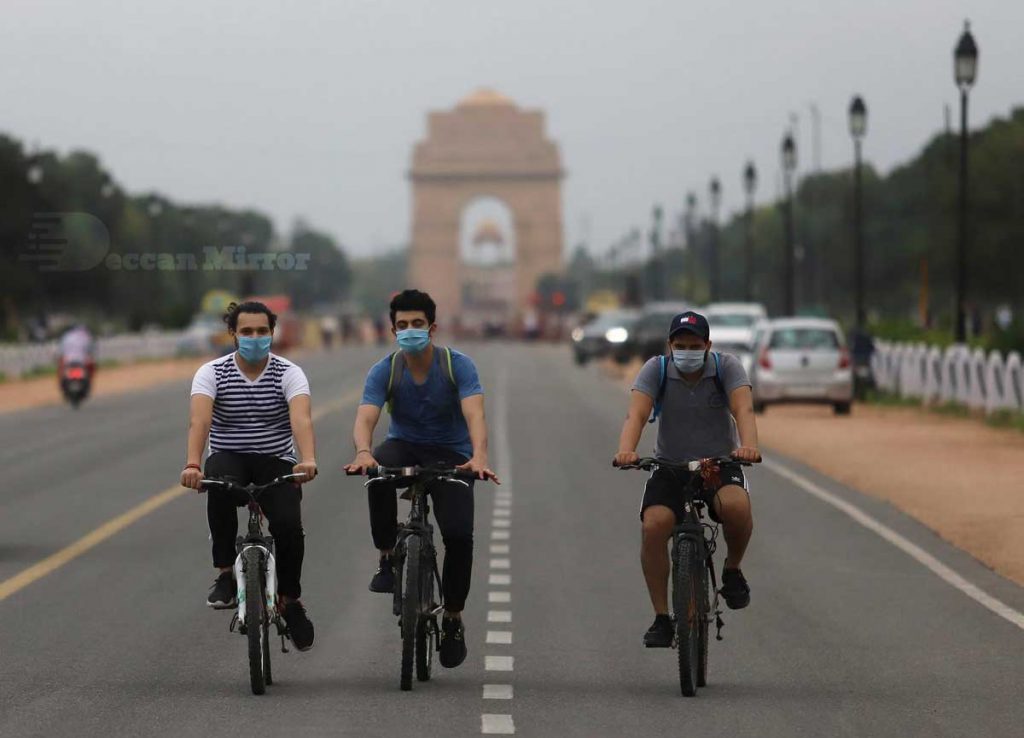 Bicyclists wear masks in Delhi