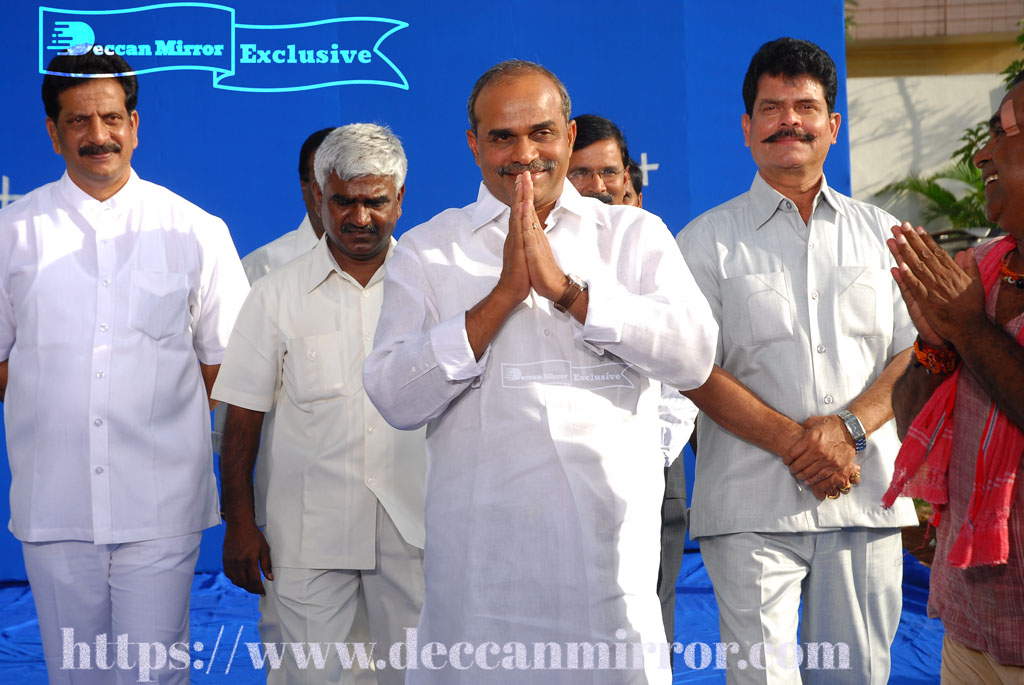 YSR arrives on the set to start filming for C C Reddy's movie starring Brahmanandam in the lead role.