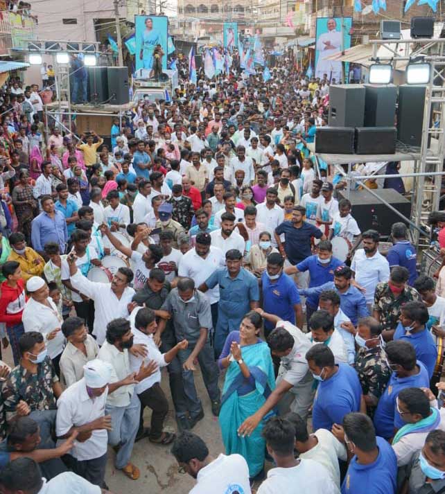 Y.S.Sharmila greets the crowds at Maheshwaram Mandal