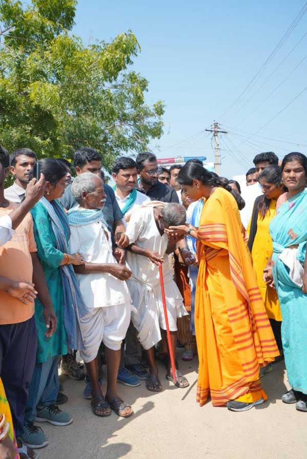 Y.S.Sharmila consoles a old person who remembered the late CM YSR