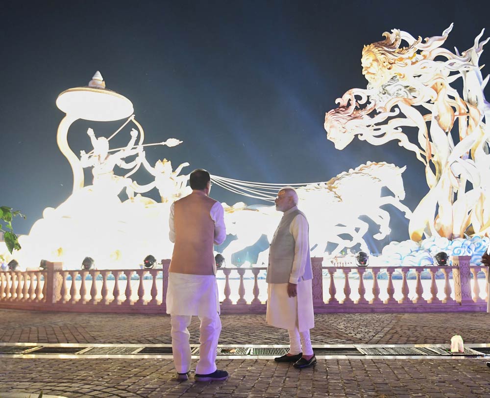 Chief Minister Shivraj Singh Chauhan and PM Modi discuss the artwork at Mahakal Lok Corridor
