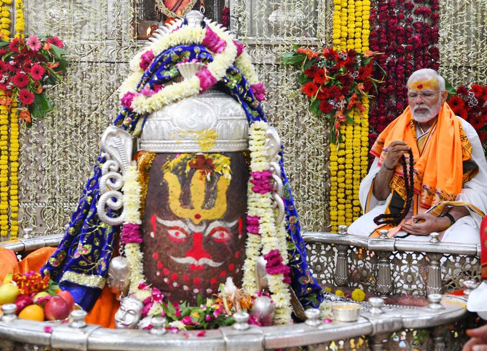 PM Modi offering prayers in the sanctum sanctorum of Ujjain Mahakal