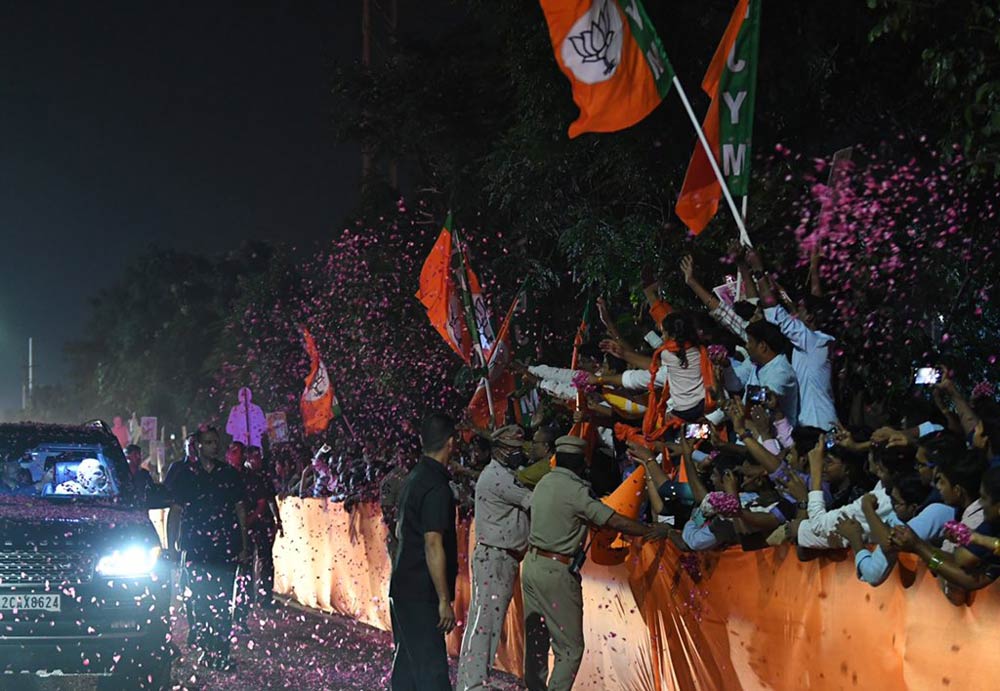 Modi-arrives-in-Visakhapatnam