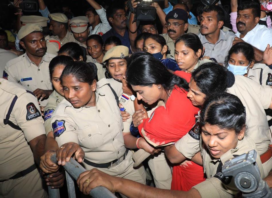 Police-moving-YS-Sharmila-to-hospital