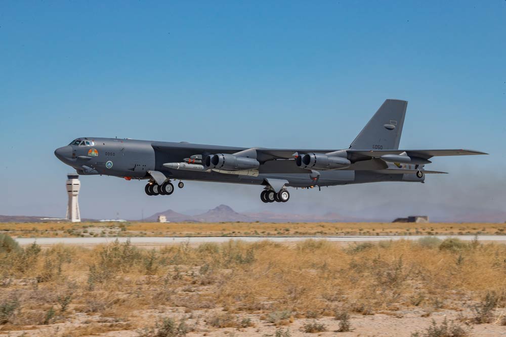 US-B-52-carrying-a-ARRW-missile