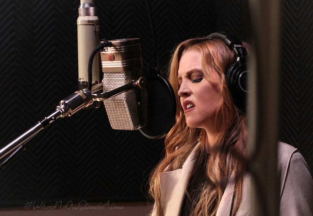 Lisa-Marie-Presley-singing