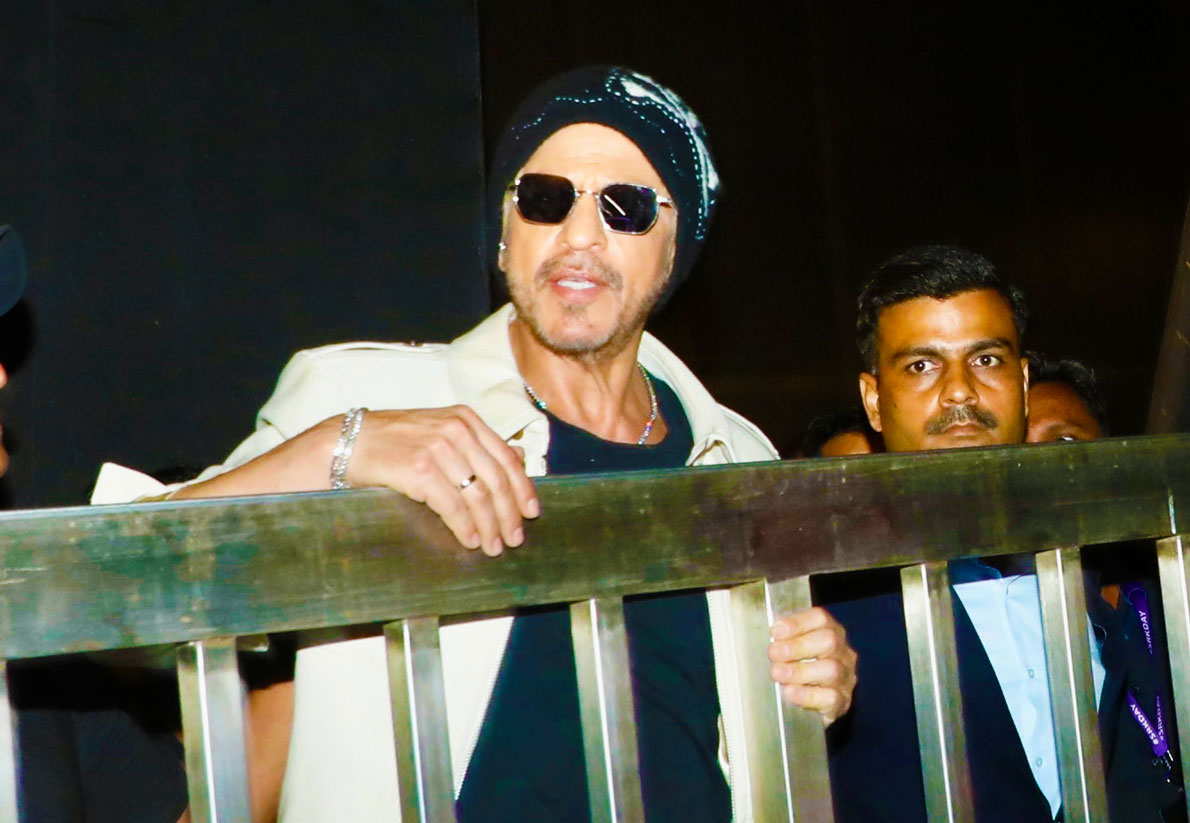 Shah Rukh greets fans on his 60th Birthday - See Pictures
