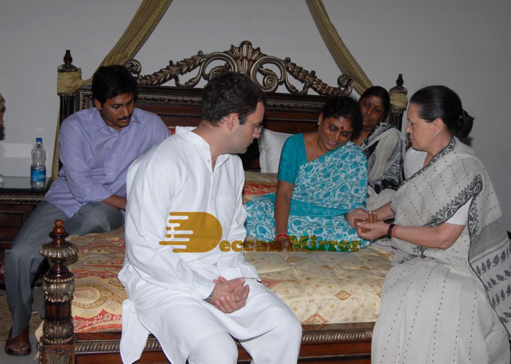 Rahul and Sonia with YSR family after the AP CM's demise