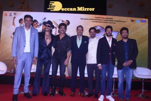 83 movie team interacts with media on December 23, 2021