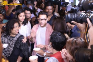 Aamir Khan eats Panipuri with fans while promoting Lal Singh Chaddha