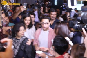 Aamir Khan eats Panipuri with fans while promoting Lal Singh Chaddha