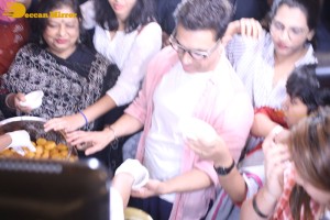 Aamir Khan eats Panipuri with fans while promoting Lal Singh Chaddha