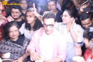 Aamir Khan eats Panipuri with fans while promoting Lal Singh Chaddha