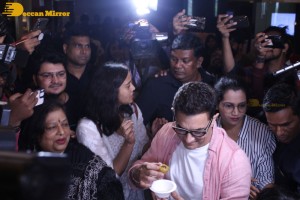 Aamir Khan eats Panipuri with fans while promoting Lal Singh Chaddha