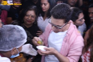 Aamir Khan eats Panipuri with fans while promoting Lal Singh Chaddha