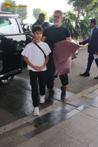 Bollywood Actor Aamir Khan travels with Family from Mumbai Airport