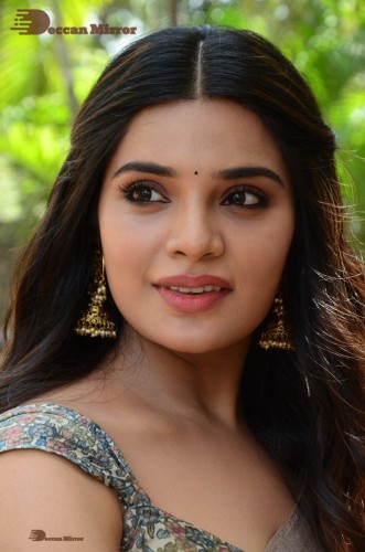 Telugu and Tamil actress Aathmika posing in a Grey Saree