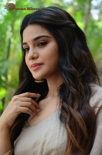 Telugu and Tamil actress Aathmika posing in a Grey Saree