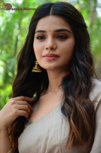 Telugu and Tamil actress Aathmika posing in a Grey Saree