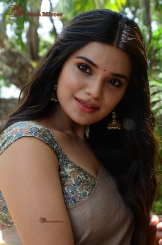 Telugu and Tamil actress Aathmika posing in a Grey Saree