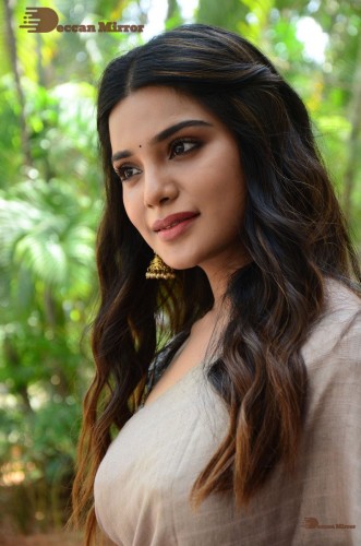 Telugu and Tamil actress Aathmika posing in a Grey Saree