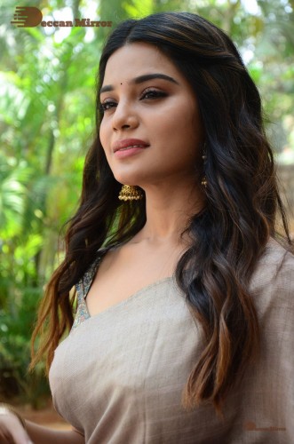 Telugu and Tamil actress Aathmika posing in a Grey Saree