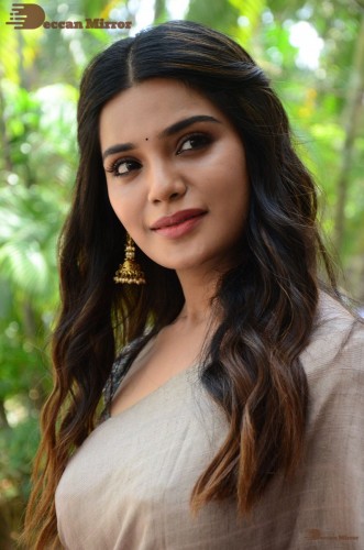Telugu and Tamil actress Aathmika posing in a Grey Saree