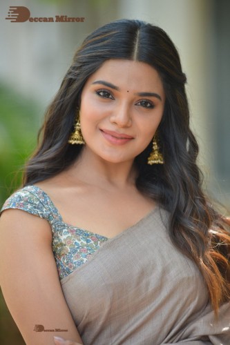 Telugu and Tamil actress Aathmika posing in a Grey Saree