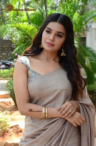 Telugu and Tamil actress Aathmika posing in a Grey Saree
