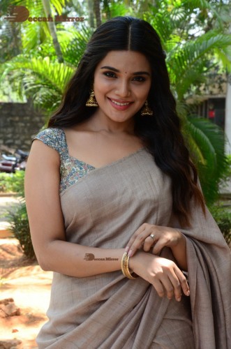 Telugu and Tamil actress Aathmika posing in a Grey Saree