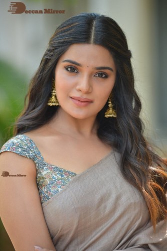Telugu and Tamil actress Aathmika posing in a Grey Saree
