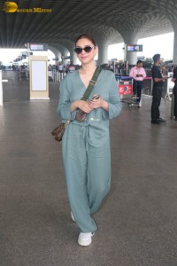 actress aditi rao hydari spotted at the airport