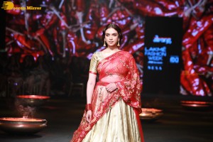 Aditi Rao Hydari ramp walk at Lakme Fashion Week 2022
