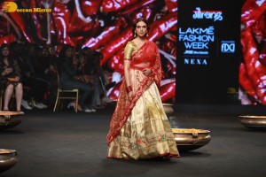 Aditi Rao Hydari ramp walk at Lakme Fashion Week 2022