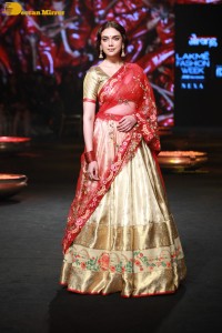 Aditi Rao Hydari ramp walk at Lakme Fashion Week 2022