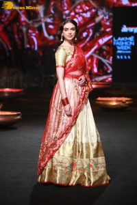 Aditi Rao Hydari ramp walk at Lakme Fashion Week 2022
