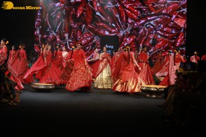 Aditi Rao Hydari ramp walk at Lakme Fashion Week 2022