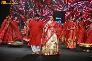 Aditi Rao Hydari ramp walk at Lakme Fashion Week 2022