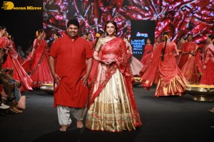 Aditi Rao Hydari ramp walk at Lakme Fashion Week 2022