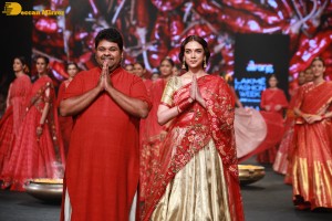 Aditi Rao Hydari ramp walk at Lakme Fashion Week 2022