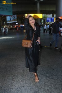 actress aishwarya lekshmi spotted at mumbai airport