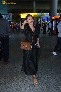 actress aishwarya lekshmi spotted at mumbai airport