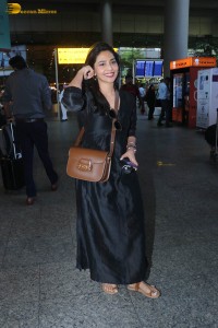 actress aishwarya lekshmi spotted at mumbai airport