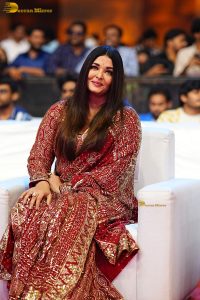 bollywood star Aishwarya Rai in a red salwar dress at ponniyin selvan event