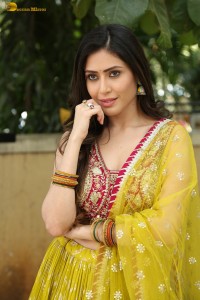 actress Aishwarya Raj Bhakuni cute photoshoot