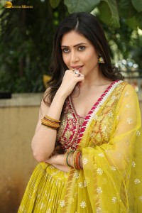 actress Aishwarya Raj Bhakuni cute photoshoot