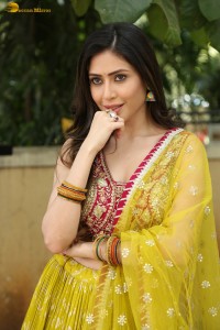 actress Aishwarya Raj Bhakuni cute photoshoot