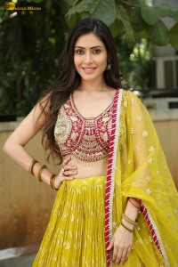 actress Aishwarya Raj Bhakuni cute photoshoot