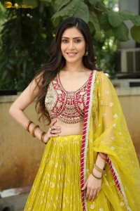 actress Aishwarya Raj Bhakuni cute photoshoot