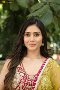 actress Aishwarya Raj Bhakuni cute photoshoot